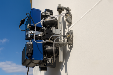 鉄鋼壁面走行ロボット（開発品）